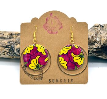 Boucles d'oreilles créoles en bois et résine motif wax fleurs de mariage rose jaune et doré 2