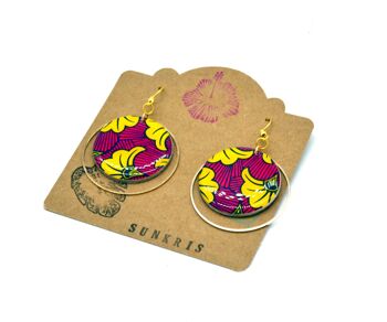 Boucles d'oreilles créoles en bois et résine motif wax fleurs de mariage rose jaune et doré 4