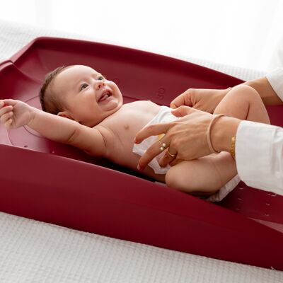 Baby Care Station  Granate CHERRY, cambiador para bebé funcional, seguro y de diseño