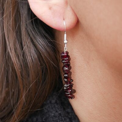 Dangling earrings in natural Garnet, chip-shaped pearls