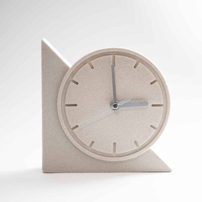 Deko-Uhr zum Hinstellen. Modell „Emily“. Gefertigt aus Sandstein. Klares Design. Geschenkidee. Handarbeit aus Deutschland.