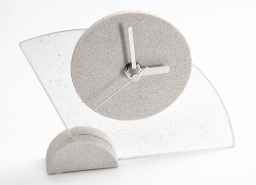 Kleine stylische Tischuhr. Kleine Standuhr aus Glas und Sandstein. Modell „Klara“. Deko-Uhr zum Hinstellen. Handarbeit aus Deutschland.