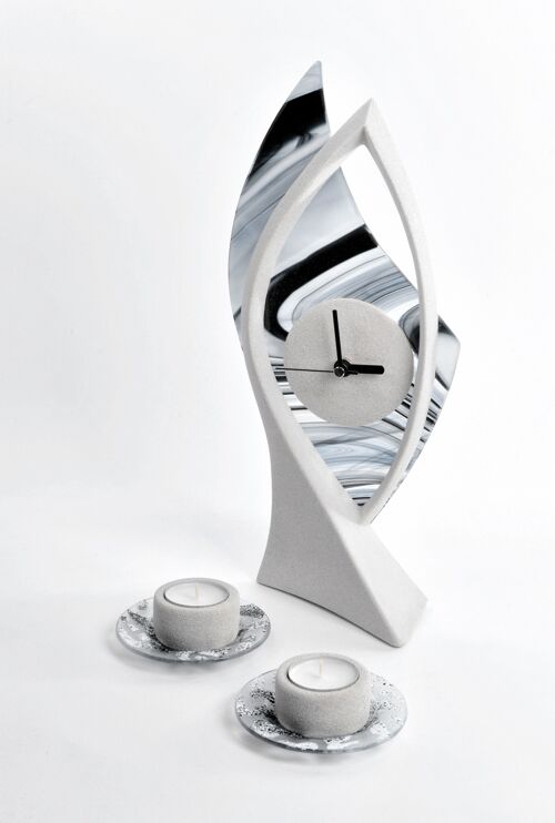 Stylische Deko-Uhr zum Hinstellen. Kleine Standuhr mit passenden Teelichthaltern. Tischuhr modern. Modell „Set Rita“. Geschenkidee. Unikat.