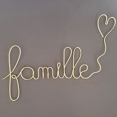 Palabra decorativa de metal dorado para colgar: "Familia"