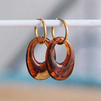 Stainless steel earring with resin drop – brown/gold