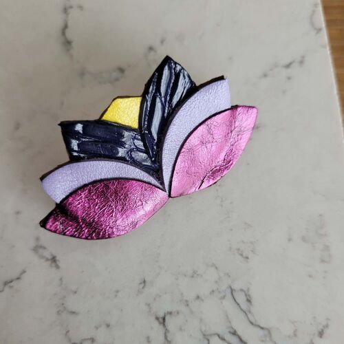 Broche lotus violette