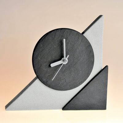 Moderno reloj de mesa pequeño y decorativo hecho de pizarra y piedra arenisca. Diseño de moda. modelo Lucas. Gran idea para un regalo. único.