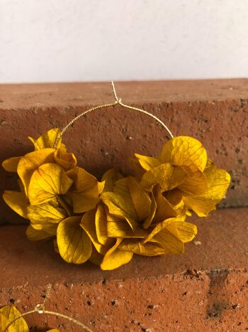 Boucles d'oreilles Créoles en Or et Fleurs Séchées Jaune curry Idée Cadeau femme printemps été mariée 2