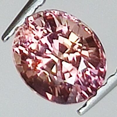 Zaffiro Padparadscha da 0,94 carati taglio ovale 5,9x5,0 mm