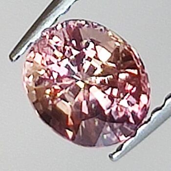 0.94ct Saphir Padparadscha taille ovale 5.9x5.0mm 3