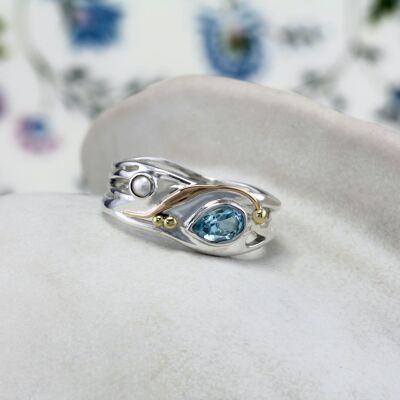 Topazio azzurro a goccia e anello di perle