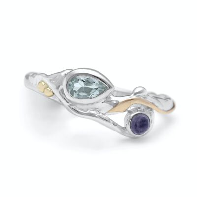Delicado anillo hecho a mano con topacio azul e iolita