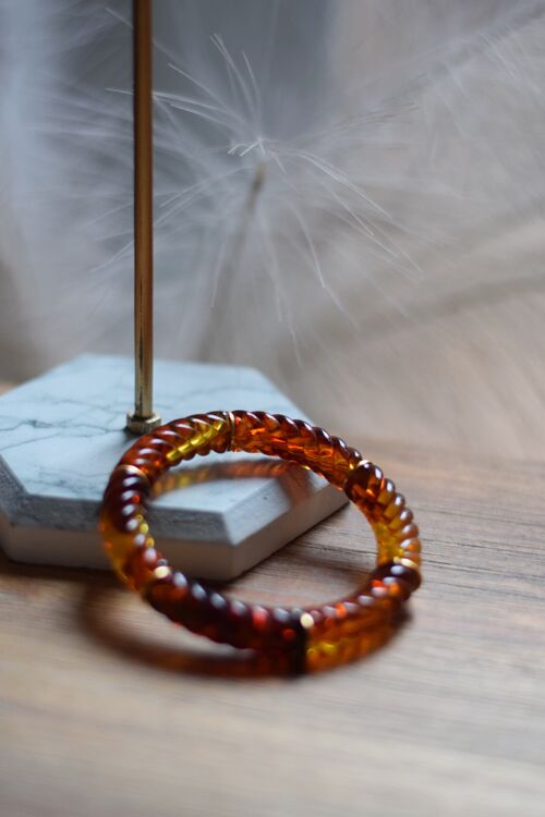 Bracelet en perles tubes acryliques torsadé marron marbré