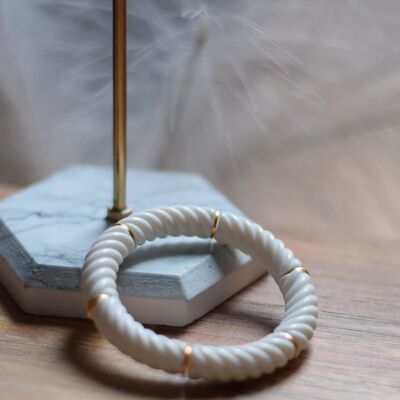 Bracelet en perles tubes acryliques torsadé ivoire