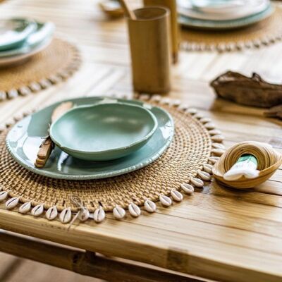 Cauri rattan and shell placemat D40