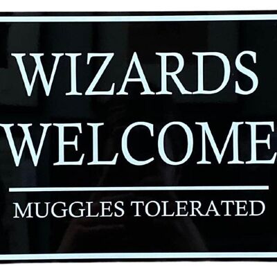 Wandschild aus Metall – Wizards Welcome Muggles Tolerated