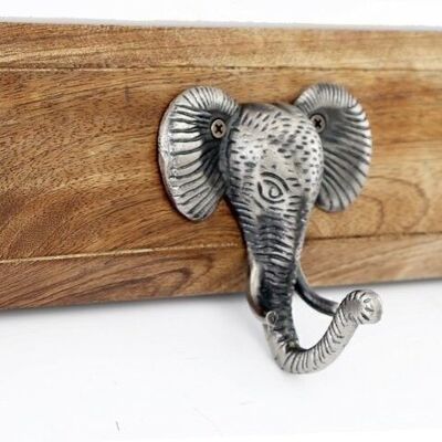 Quatre patères argentées à motif éléphant sur socle en bois