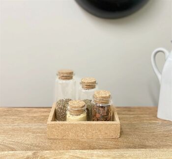 Plateau en liège avec quatre bouteilles en verre et couvercles 3