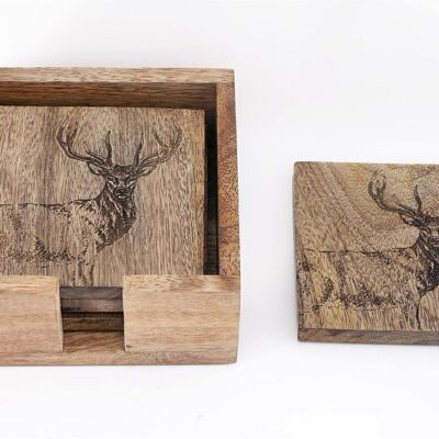 Set in legno di 4 sottobicchieri con cervi incisi