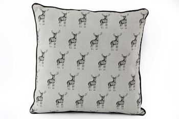 Coussin décoratif gris à motif de cerf 1