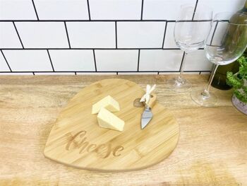 Plateau de fromages en forme de coeur avec couteau 2