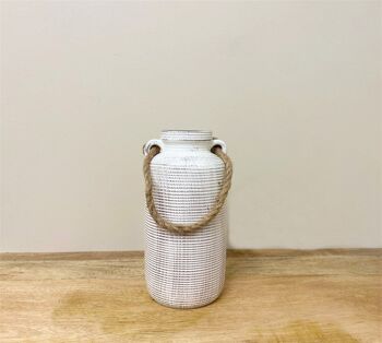 Grand vase en pierre avec anse en corde 3