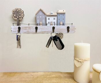 Maison en bois avec quatre crochets 2