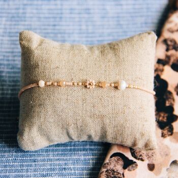 Bracelet Miyuki avec fleur marguerite, facette et perle – nude/doré 3