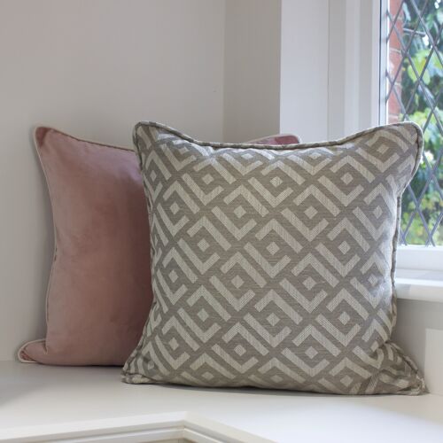 Trellis self-piped cushion - With feather insert