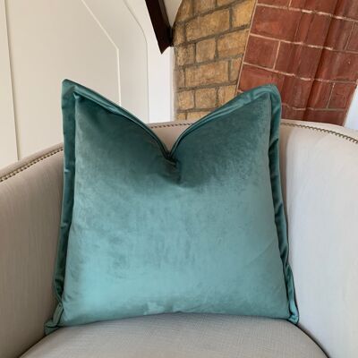 Coussin en velours vert avec insert en plumes