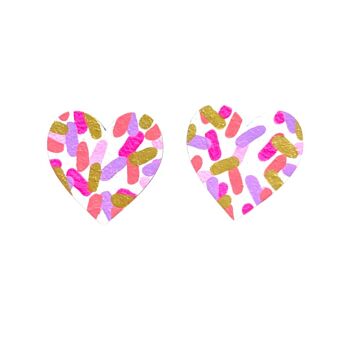 Boucles d'oreilles en bois peintes à la main avec grand cœur et confettis roses 2