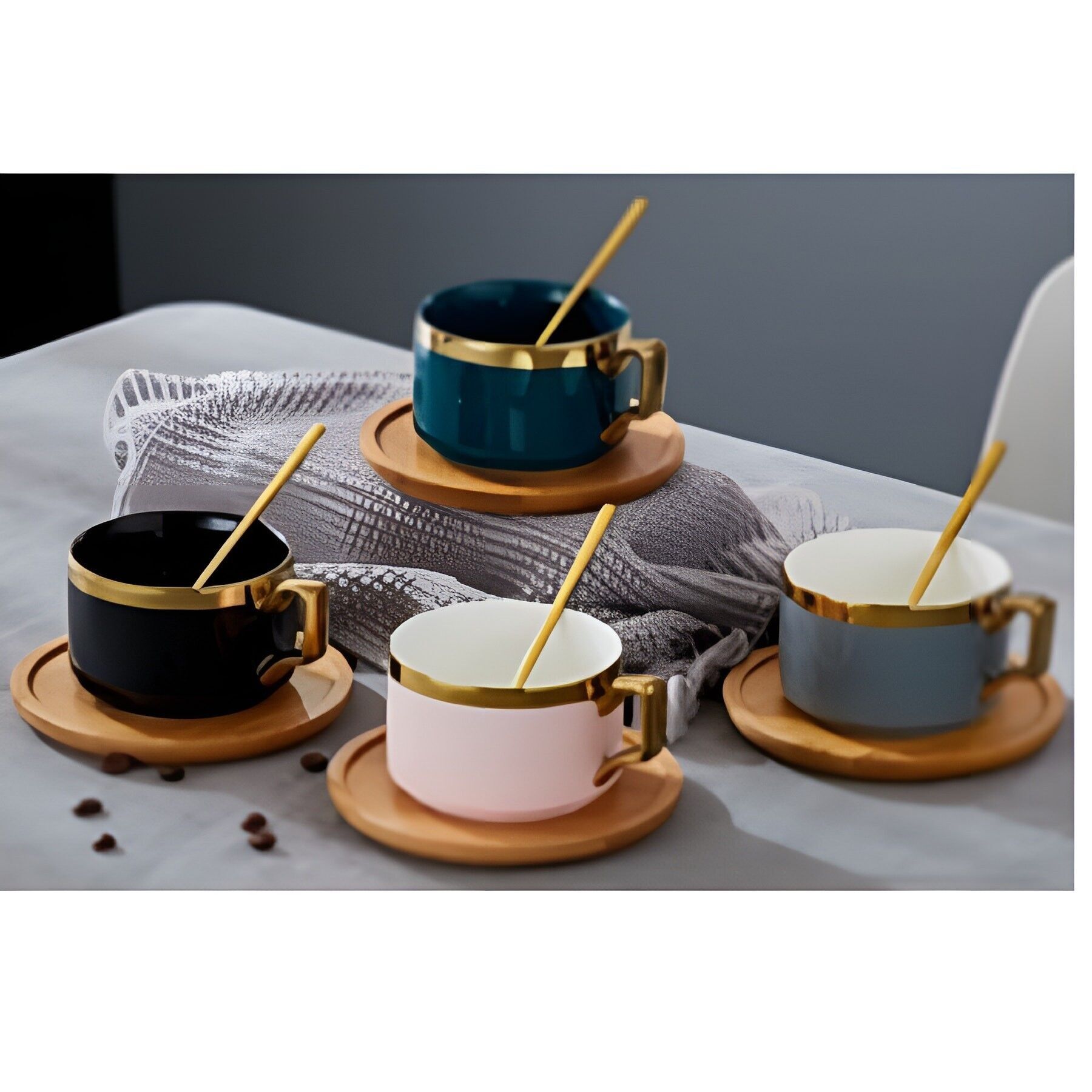 Keramikbecher mit goldenem Metalllöffel und Holzuntertasse in Box PT-165