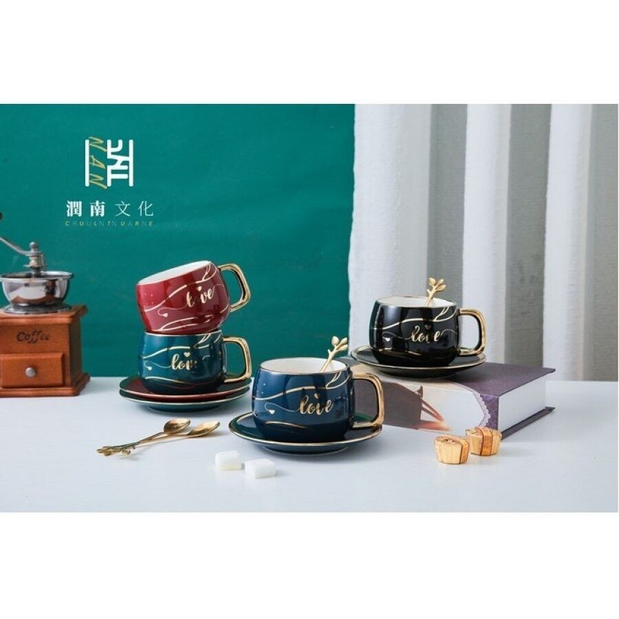 Tee- oder Kaffeetasse mit Teller und Löffel in einer Geschenkbox