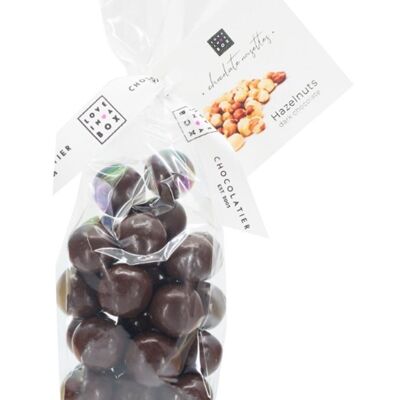 Schokoladen-Haselnüsse dunkel – geröstete Haselnüsse überzogen mit dunkler Schokolade