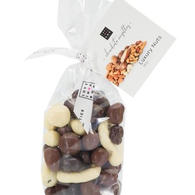 Chocolate Luxury Nuts: varias nueces tostadas cubiertas con chocolate con leche, negro y blanco.