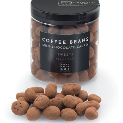 Granos de café con chocolate: granos de café cubiertos con chocolate con leche y cacao en polvo.