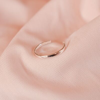 “Kate" Sterling Silver Midi Chevron Ring