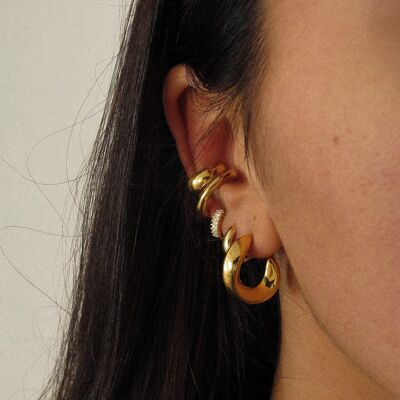 Aretes con barra en forma de T Huggie "Natasha"