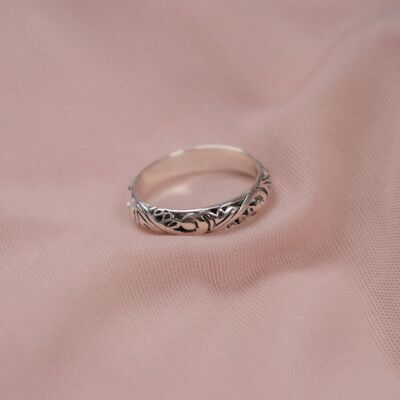 Anillo de plata esterlina texturizada "Lottie"