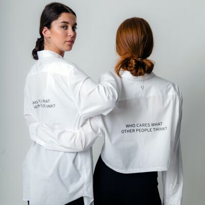 Camisa blanca reciclada con '¿A quién le importa lo que piensen los demás?' Imprimir