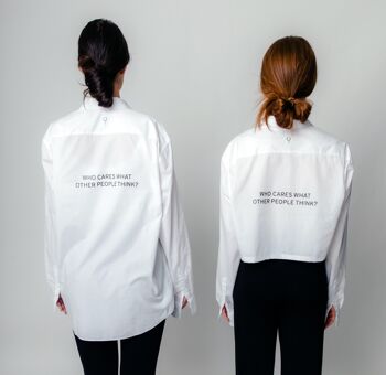 Chemise blanche recyclée avec 'Qui se soucie de ce que les autres pensent ?' Imprimer 2