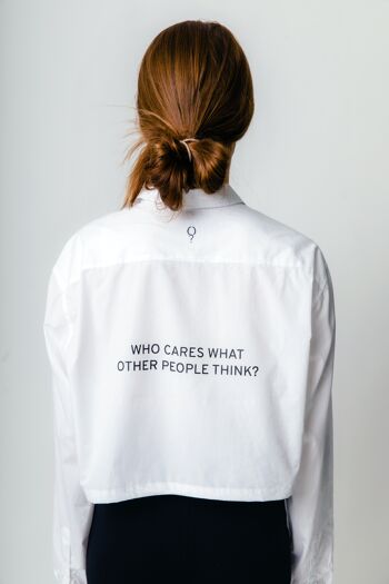 Chemise blanche recyclée avec 'Qui se soucie de ce que les autres pensent ?' Imprimer 4