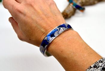 Bracelet jonc manchette motif wax ethnique fleur de mariage bleu, blanc en acier argent inoxydable 2