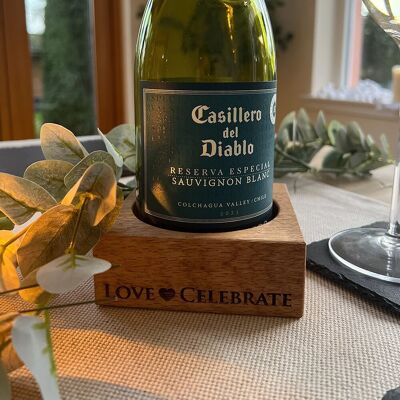 Untersetzer für Weinflaschen aus Eiche – Love & Celebrate