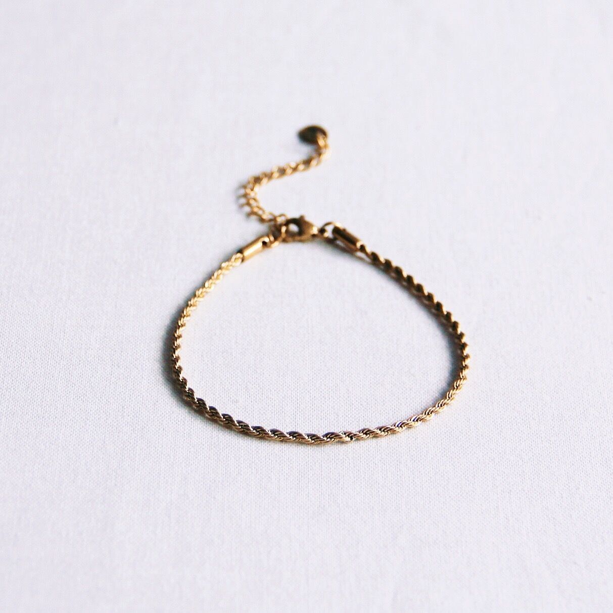 Bracciale "attorcigliato" in acciaio piccolo – oro