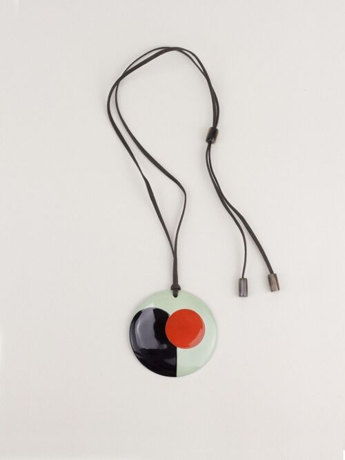 Pendentif Métamorphose en corne noire et laque orange et verte