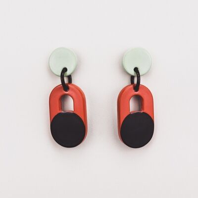 Boucles d'oreilles Ariane en corne noire et laque orange et verte