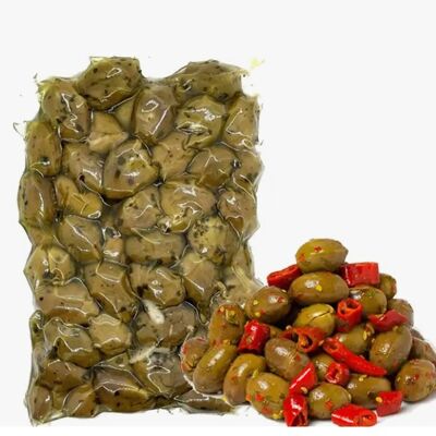 Olives vertes calabraises broyées avec noyau dans un sac scellé sous vide