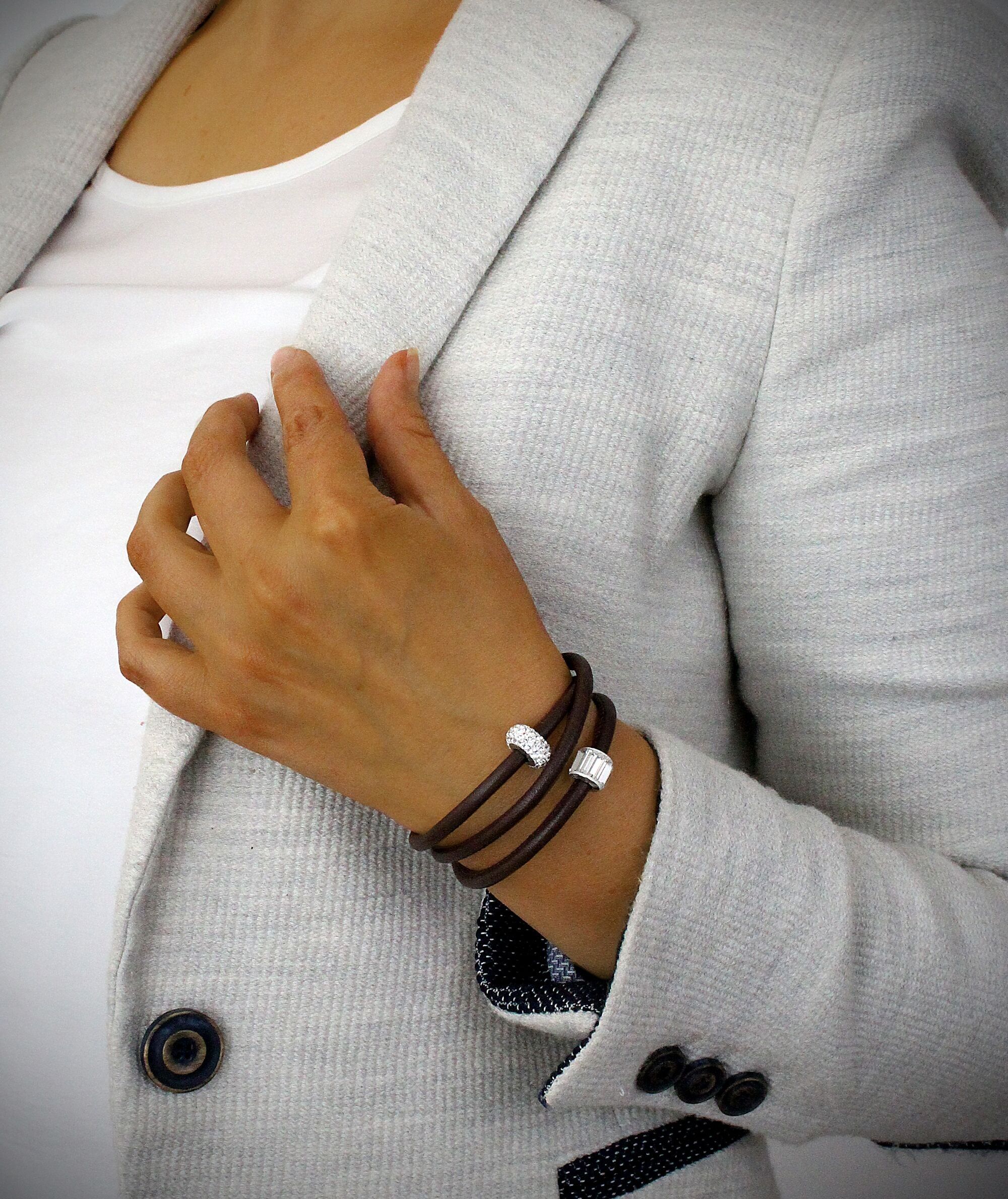 Bracciale in pelle marrone con perline di cristallo pavé