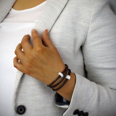 Bracelet en cuir marron pavé de perles